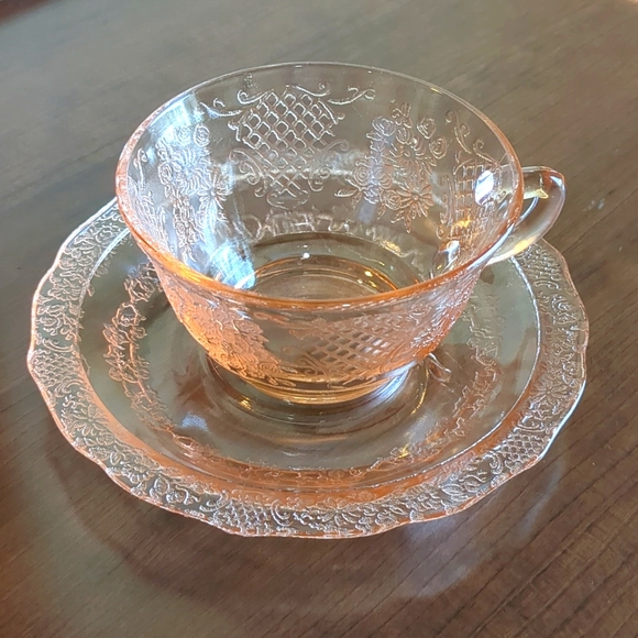 Federal Normandie Lattice & Floral Pink Depression cups and saucers - Picture 2 of 6